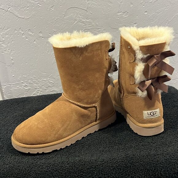 UGG Shoes - 🔥🔥 UGG Australia Bailey Bow II  Chestnut Suede Winter Boot US Women Sz 8 - EUC